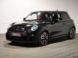 La Mini Cooper est garée dans un garage dont le sol est à carreaux.