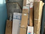 une pile de cartons et un réfrigérateur dans une pièce
