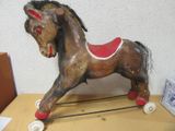 un cheval en bois posé sur une table en bois