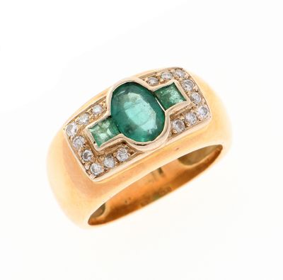 gros plan d'une bague avec une pierre verte et des diamants