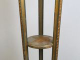 une petite table surmontée d'une étagère
