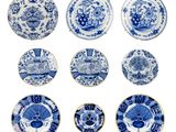 six assiettes bleues et blanches ornées de motifs orientaux