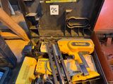 une boîte à outils contenant des outils, posée sur le sol