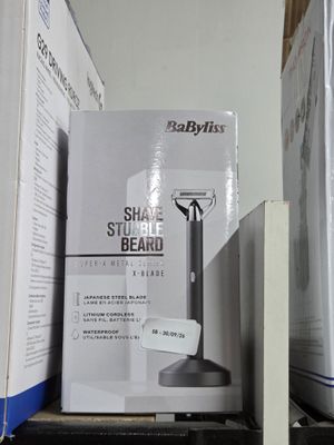 une boîte de produits de rasage posée sur une étagère à côté d'une boîte de rasoirs