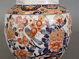 un vase avec un oiseau posé sur une table