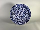 une assiette bleue et blanche ornée d'un motif complexe