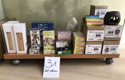 une vitrine contenant un grand nombre d'objets différents