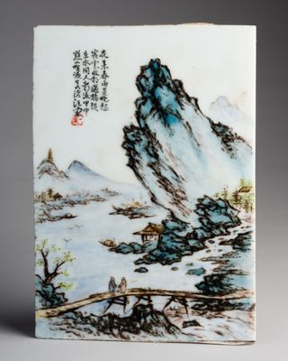une image représentant une peinture d'un paysage de montagne sur un carreau