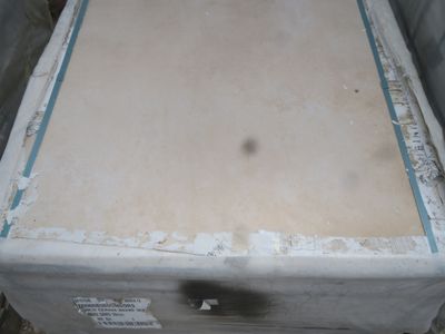 une boîte blanche ornée d'une bande bleue