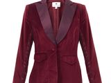 La veste est rouge et présente un revers noir.