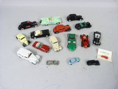 un grand nombre de petites voitures posées sur une table