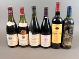 plusieurs bouteilles de vin sont alignées sur une table