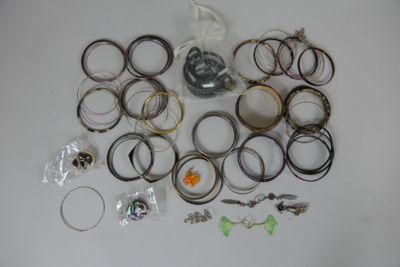 Fort lot de bracelets fantaisie en tissu métal et divers.