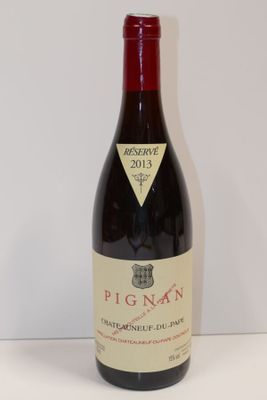 une bouteille de vin posée sur une table