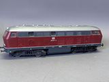 un train rouge et blanc sur les rails, sur fond gris