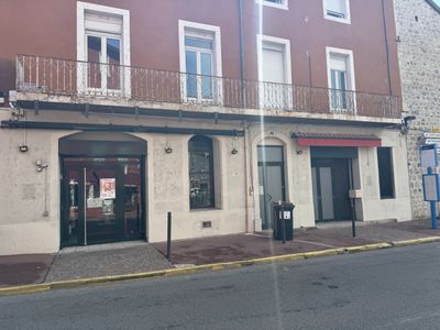 des immeubles dotés de balcons, surmontés d'autres balcons, dans une rue de la ville