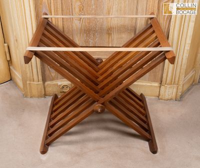 un support en bois surmonté d'une étoile en bois