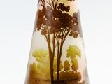 un vase avec un tableau posé sur une table