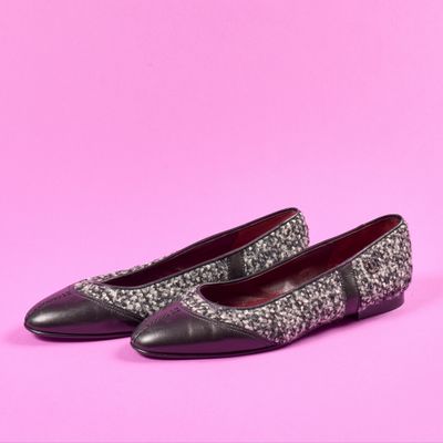 un gros plan sur une paire de chaussures sur fond rose