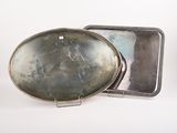 deux plateaux en argent posés l'un à côté de l'autre sur une surface blanche