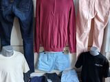 de nombreux vêtements différents exposés sur un portemanteau dans une pièce