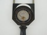 une horloge fixée à un décapsuleur