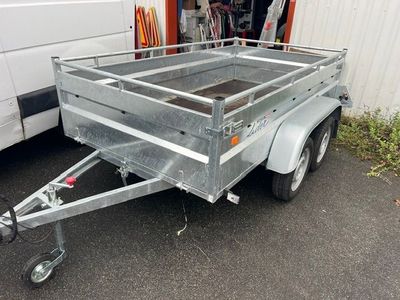 la remorque est garée devant une camionnette blanche