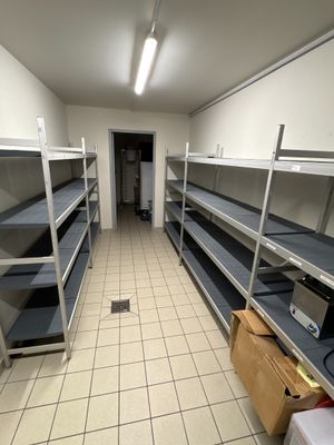 une longue rangée de lits superposés dans une chambre