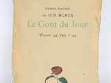 un vieux livre posé sur une table, avec une rose dessus