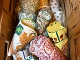 une caisse en bois remplie de nombreuses pièces de poterie de toutes sortes