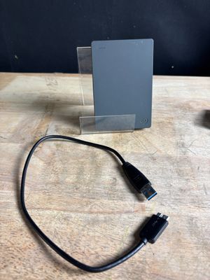 un petit appareil branché à un chargeur posé sur une table