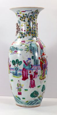 un vase avec un tableau posé sur une table