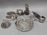 beaucoup d'objets en argent qui se trouvent sur la table
