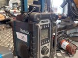 une radio posée sur une table
