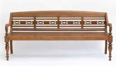 un banc en bois posé sur une surface blanche