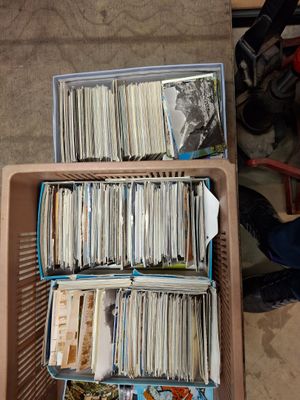 beaucoup de disques dans une boîte posée par terre