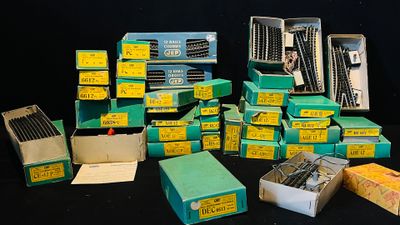 un grand nombre de boîtes empilées les unes sur les autres