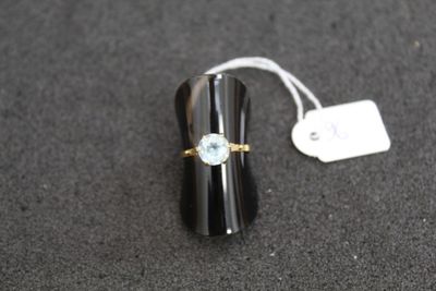 un anneau posé sur un objet noir