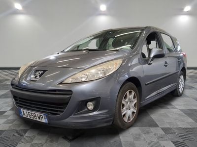 la photo d'une voiture grise garée dans un garage