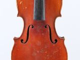 un vieux violon posé sur une surface blanche