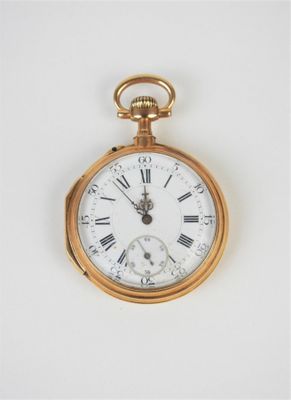 une vieille montre de poche en or avec des chiffres romains et des chiffres romains sur le cadran