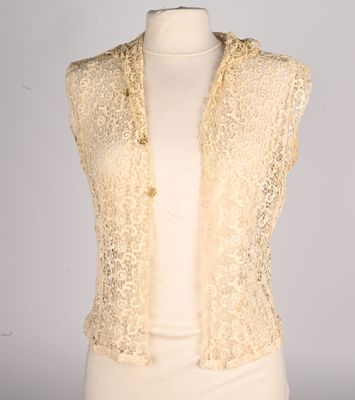 l'image d'une femme portant un haut blanc et un gilet beige