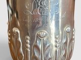 une coupe en argent posée sur une table
