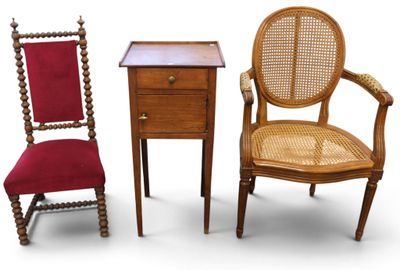 trois meubles, à savoir une chaise, une table et une table d'appoint