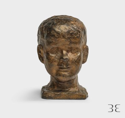 un gros plan sur la tête d'un homme sculptée, sur fond blanc