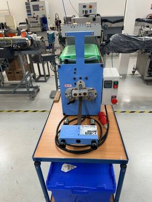 une image représentant une machine posée sur une table dans une pièce