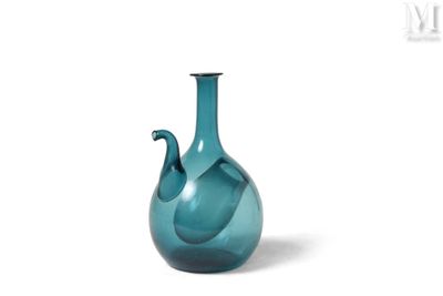 Carafe dite "kangourou" en verre soufflé bleu. H. 27 cm.