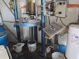 une machine qui se trouve dans une pièce avec des seaux