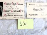 deux cartes de visite posées sur une table, accompagnées d'un petit mot