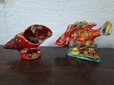 deux figurines colorées posées côte à côte sur une table